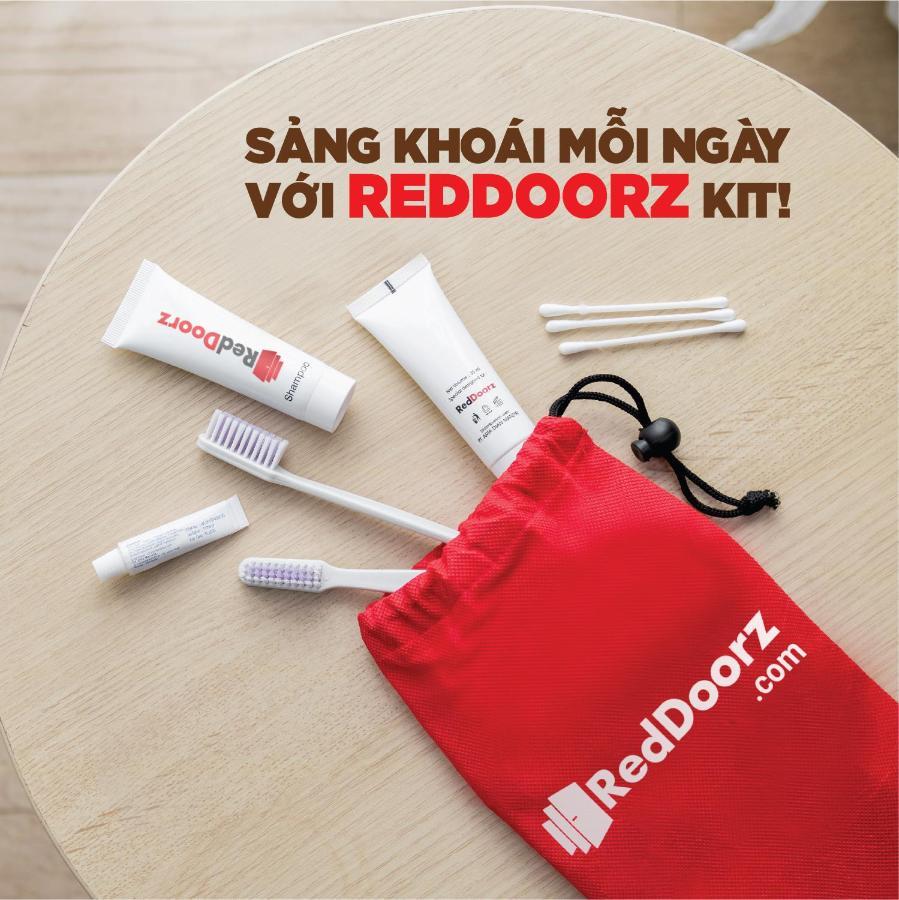 Готель Reddoorz Near Etown 4 Хошимін Екстер'єр фото