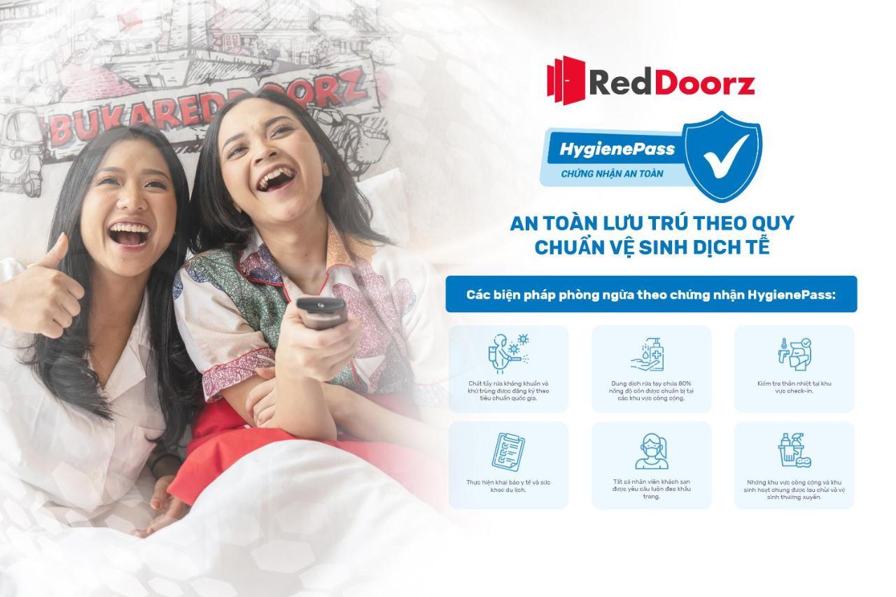 Готель Reddoorz Near Etown 4 Хошимін Екстер'єр фото